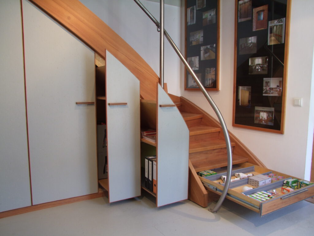 Einbaumöbel unter einer Treppe mit Auszügen und Türen