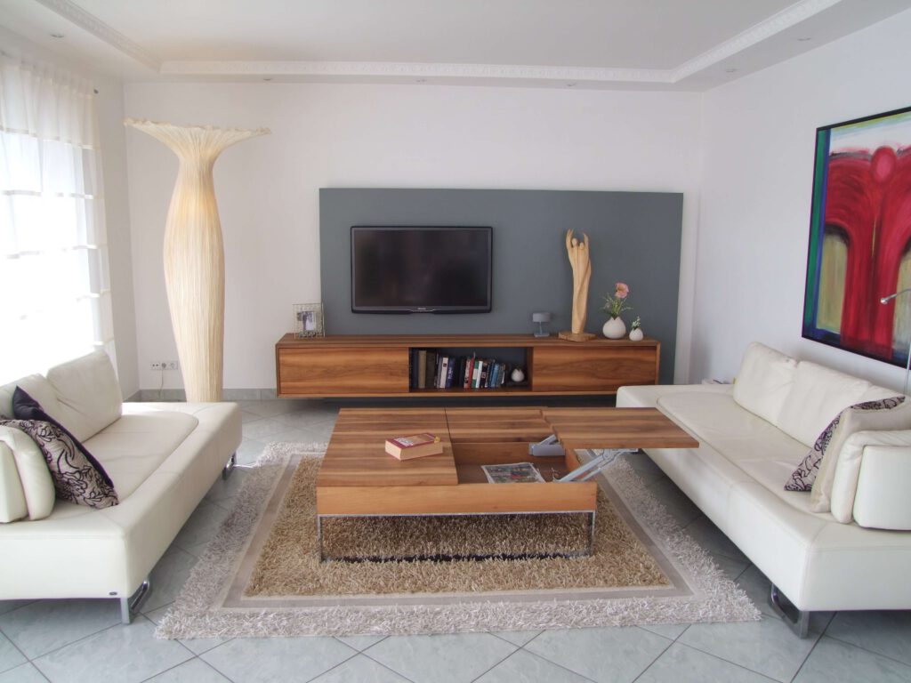 Wohnmoebel-nussbaum-sideboard-couchtisch-klappbar