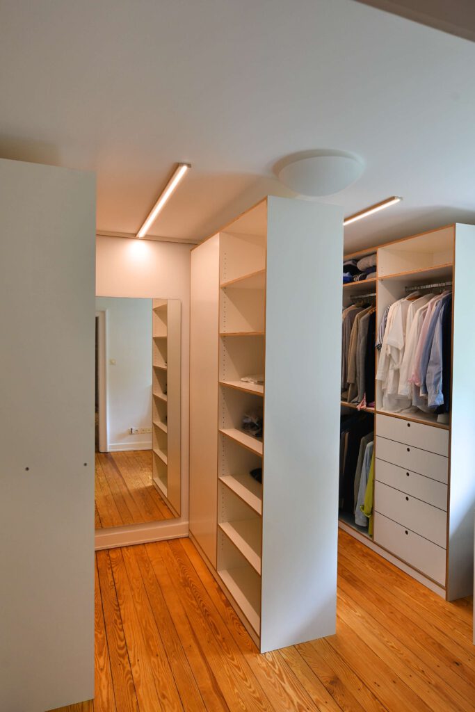 begehbar-kleiderschrank-ankleidezimmer-schreiner-auf-mass-multiplex-weiss-