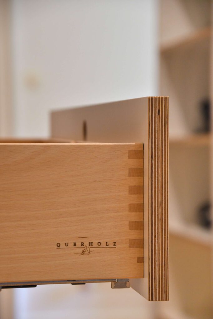 begehbar-kleiderschrank-ankleidezimmer-schreiner-auf-mass-multiplex-weiss-schubkasten