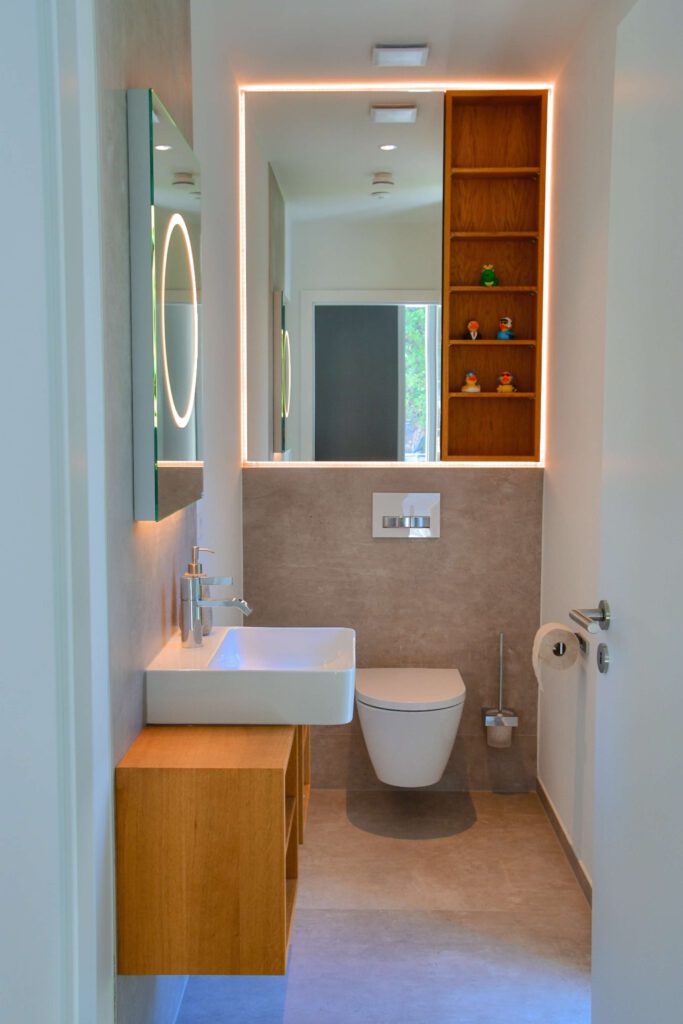 Badmoebel-maßanfertigung-schreiner-Holz-eiche-spiegel-haengeschrank-waschtisch-beleuchtet-hinterleuchtet-schminkspiegel-geölt-querholz-bensheim