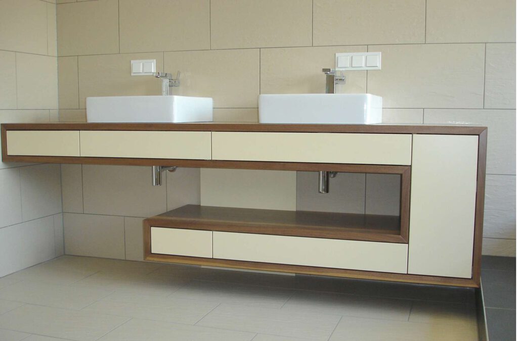 Badmoebel-maßanfertigung-schreiner-Holz-nussbau-besonders-waschtisch-querholz-bensheim