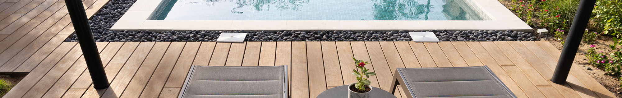 Kebony-Holz Terrasse mit Pool vom Schreiner gefertigt, moderne Poolterrasse aus Holz