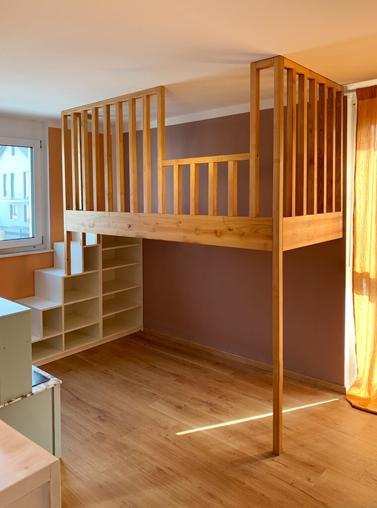 Maßgefertigtes Hochbett aus Holz im Kinderzimmer vom Schreiner gebaut