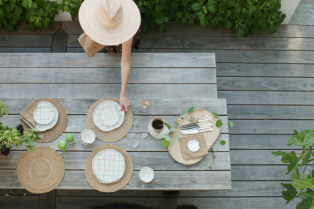 Terrasse aus Kebony-Holz vom Schreiner gefertigt, moderne Holzterrasse im Außenbereich