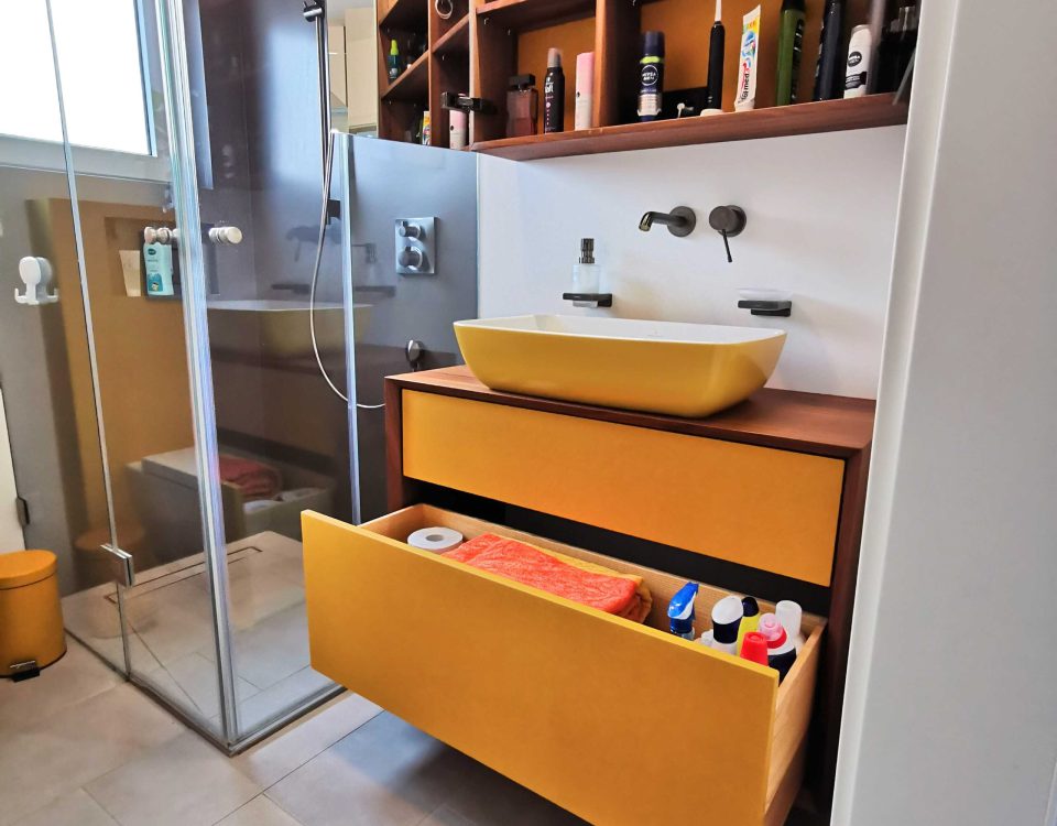 Bad-Waschtisch-Nussbaum-gelb-schubkasten