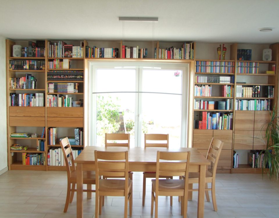 Bücherregal in Kirsche massiv