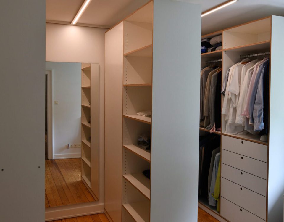 Ankleidezimmer in Birke-Multiplex, weiß beschichtet. Garderobenstangen, Schubladen und Ablagen. Inclusive LED-Deckenbeleuchtung