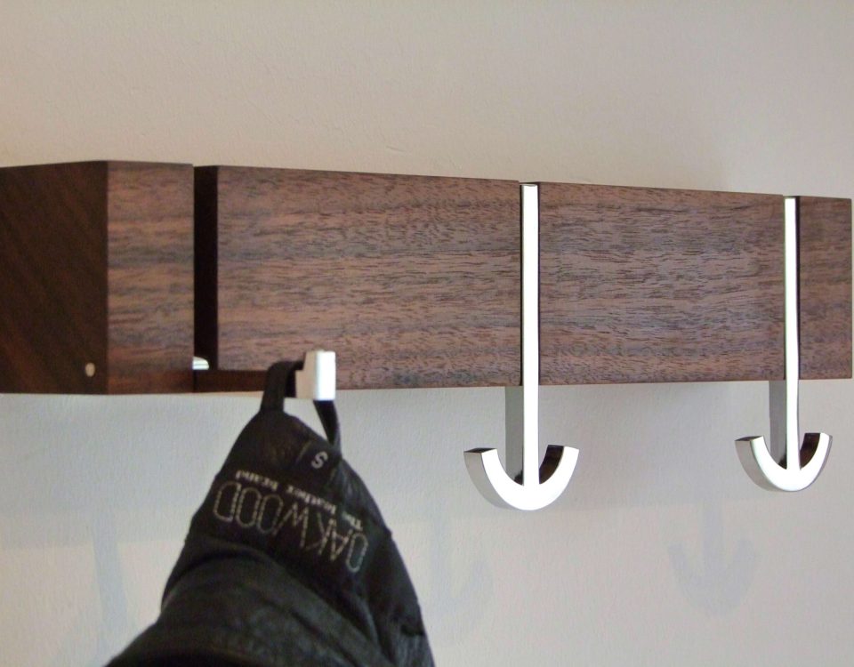 Garderobe-haken-klappbar-edel-nussbaum