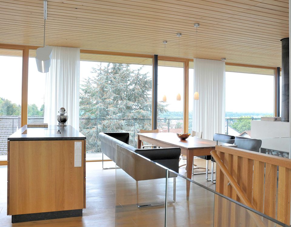 Kueche-schreiner-auf-mass-grifflos-holz-weiss-eiche-lackiert-modern-kochinsel-geoelt-lackiert-stein-arbeitsplatte-offen-querholz-bensheim