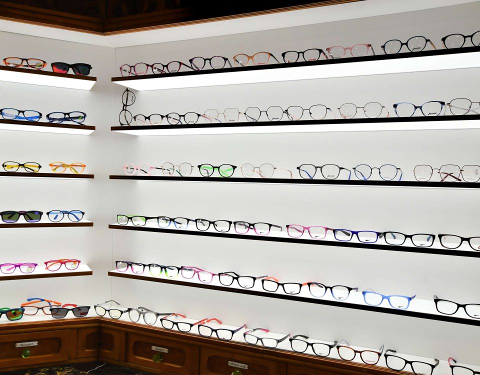 Ladenbau-geschäftsausstattung-schreiner-optiker-lorsch-beleuchtet-präsentationsmöbel