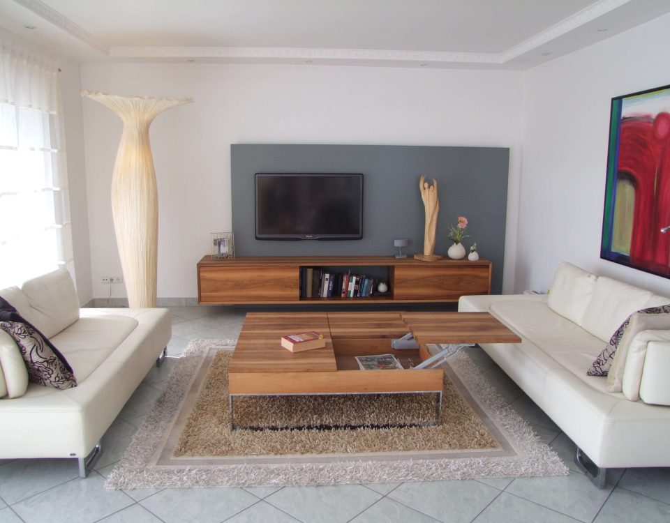 Wohnmoebel-nussbaum-sideboard-couchtisch-klappbar
