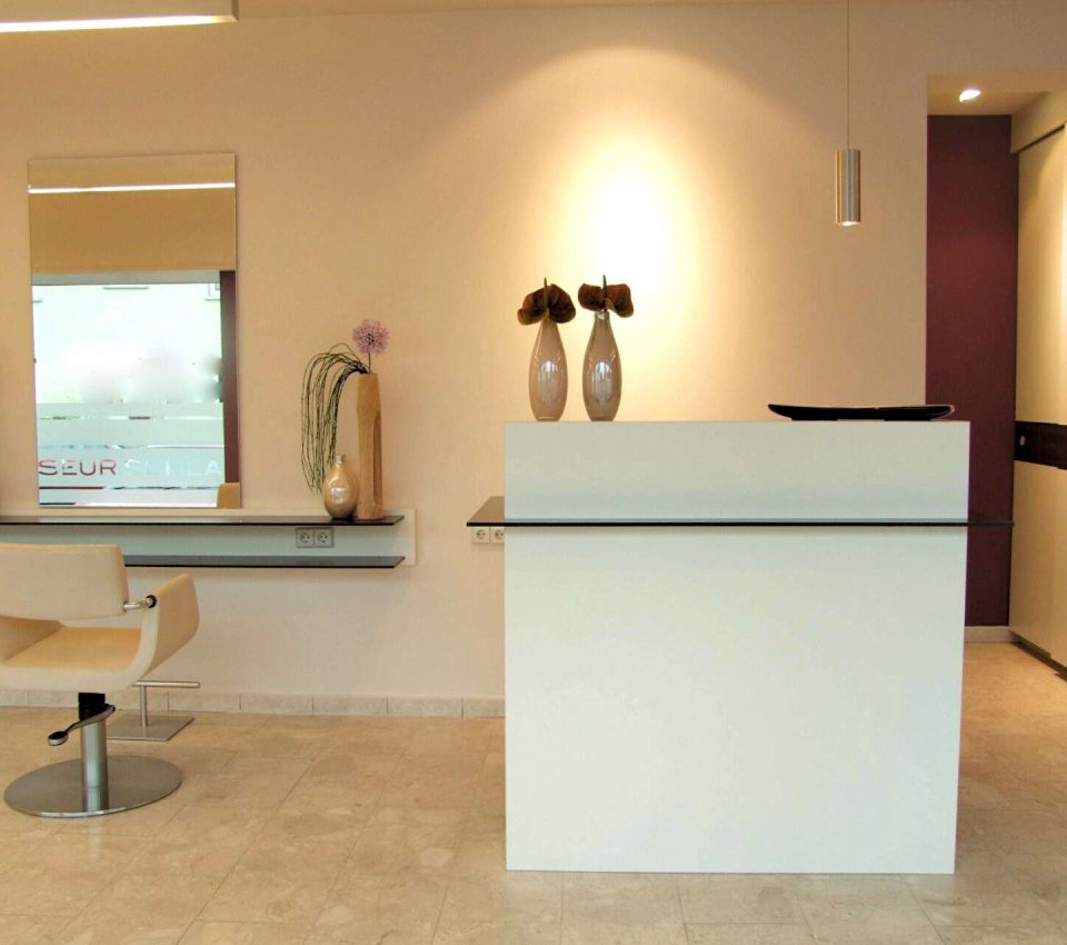 friseursalon-ladenbau-repräsentativ-salon-einrichtung-empfangstheke